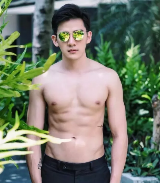 正装制服不禁欲 天菜鲜肉粉嫩蜜胸更诱人 - 51虹马