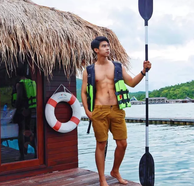 看点∣网红小鲜肉男模姿势太撩人，满屏好肉太惹火！ - 51虹马