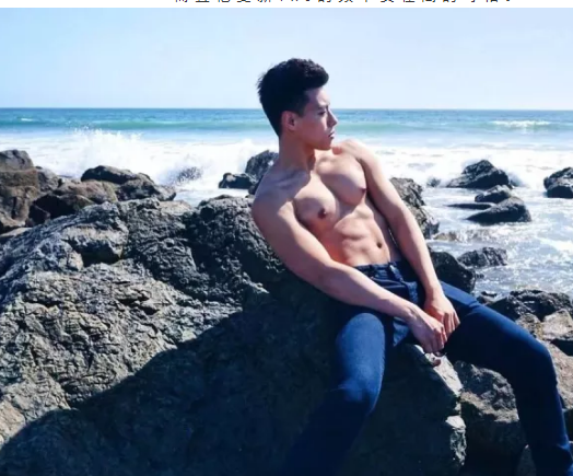 看点∣大胸长腿筋肉男下海晒好肉，这个前凸后翘的泳裤帅哥有亮点哦！ - 51虹马