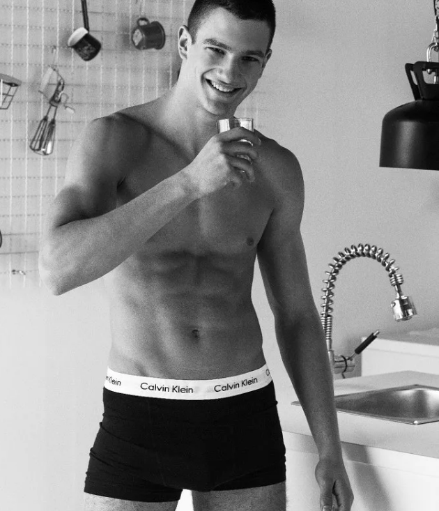 十七岁新晋国际男模出柜，居然不知道自己是... - 51虹马