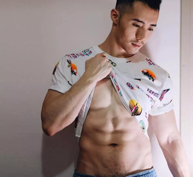 看点∣大胸筋肉帅哥海边脫衣拼性感好身材，荷尔蒙の味ル有点大~ - 51虹马