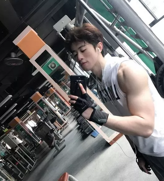 露肉视频男主浴室自.扒 性感帅哥玩刺激 - 51虹马