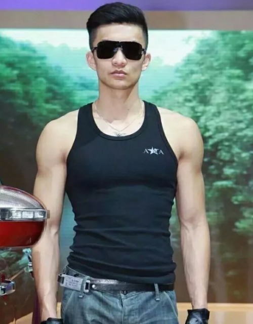 退伍兵哥去当车模，牛仔裤大包引关注！ - 51虹马