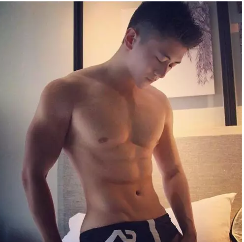 堪称国民校草的他，凭借无可挑剔的脸开始卖肉？ - 51虹马