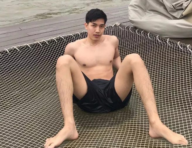 看似威风的足球运动小哥，私下却被哥们欺负 - 51虹马