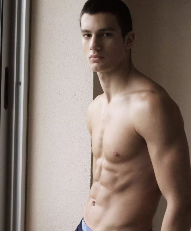 十七岁新晋国际男模出柜，居然不知道自己是... - 51虹马