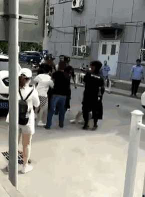 798安保殴打LGBT人士?芒果TV对彩虹旗打马赛克?近期LGBT资讯… - 51虹马 798安保殴打LGBT人士?芒果TV对彩虹旗打马赛克?近期LGBT资讯… - 51虹马