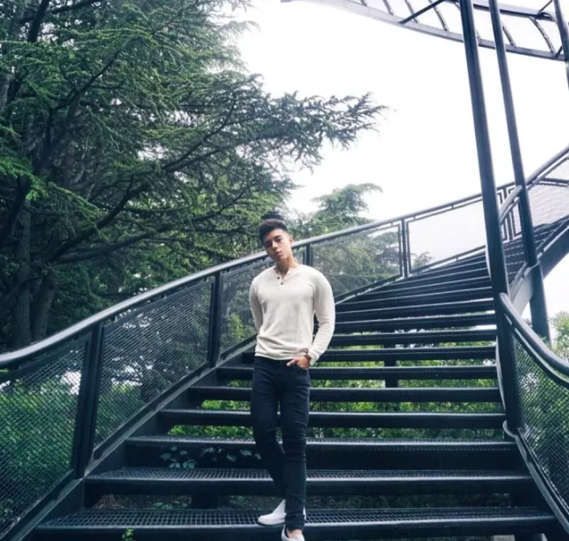 看点∣大胸长腿筋肉男下海晒好肉，这个前凸后翘的泳裤帅哥有亮点哦！ - 51虹马