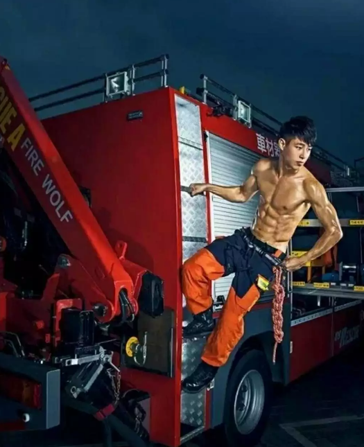 消防员猛顶战友大腿，牵手摸胸被控性骚扰 - 51虹马