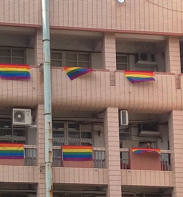 台湾高中生校内挂彩虹旗抗议校方恐同 - 51虹马