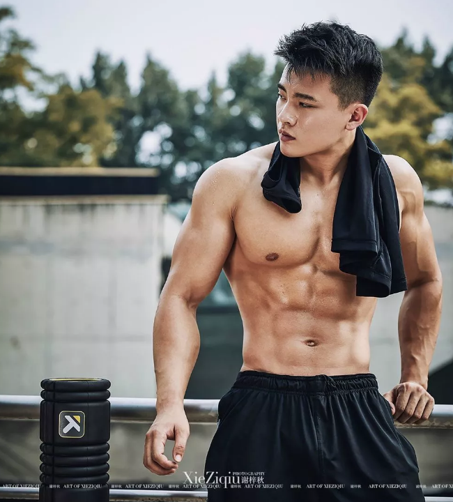 健身私教拍性感写真发饱满裤裤照吸引学员？ - 51虹马