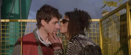 英日恐怖同志电影《哭泣的游戏》士兵放走俘虏，其女友竟是男人 - 51虹马