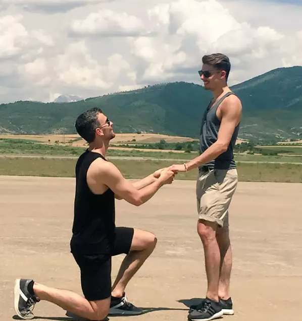 花样滑冰运动帅哥求婚帅男友成功了，好幸福！ - 51虹马