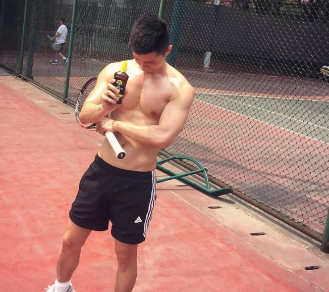 捕获一枚赤身打网球的肌肉男！看得好热 - 51虹马
