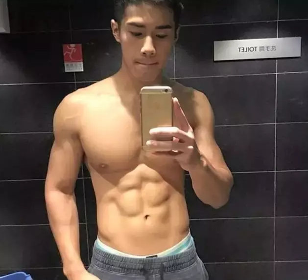 有个天天不穿衣服的体育生室友是种什么体验？ - 51虹马