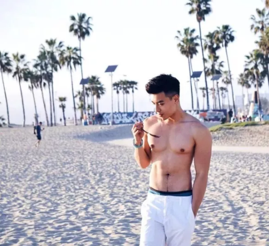 看点∣大胸长腿筋肉男下海晒好肉，这个前凸后翘的泳裤帅哥有亮点哦！ - 51虹马