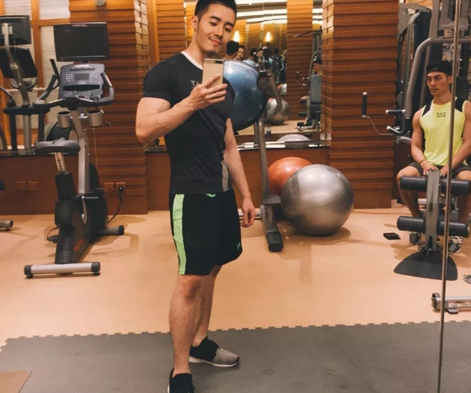 看点∣大胸筋肉帅哥海边脫衣拼性感好身材，荷尔蒙の味ル有点大~ - 51虹马