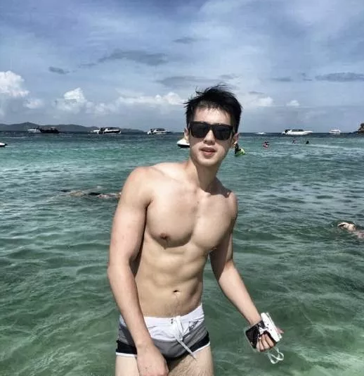 露肉视频男主浴室自.扒 性感帅哥玩刺激 - 51虹马