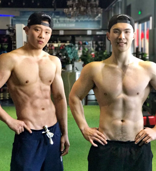 健身私教拍性感写真发饱满裤裤照吸引学员？ - 51虹马