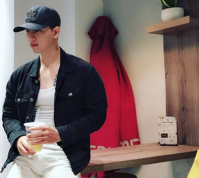 看点∣鲜肉男模肌肉身材照曾瘋传朋友圈，现在却化身乖巧的盯当喵！ - 51虹马