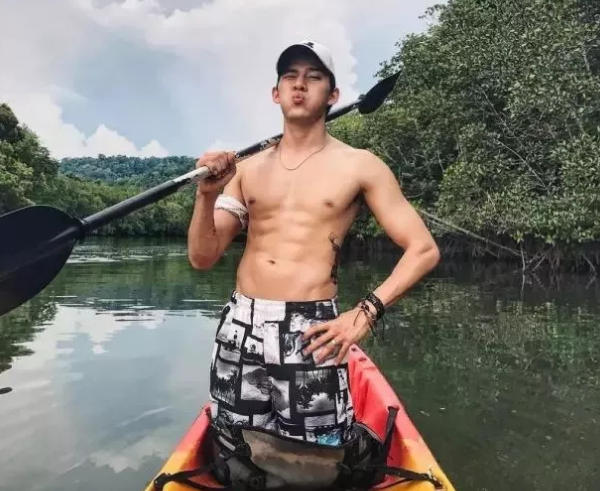 正装制服不禁欲 天菜鲜肉粉嫩蜜胸更诱人 - 51虹马