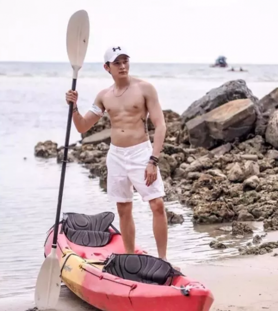 正装制服不禁欲 天菜鲜肉粉嫩蜜胸更诱人 - 51虹马