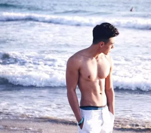 看点∣大胸长腿筋肉男下海晒好肉，这个前凸后翘的泳裤帅哥有亮点哦！ - 51虹马