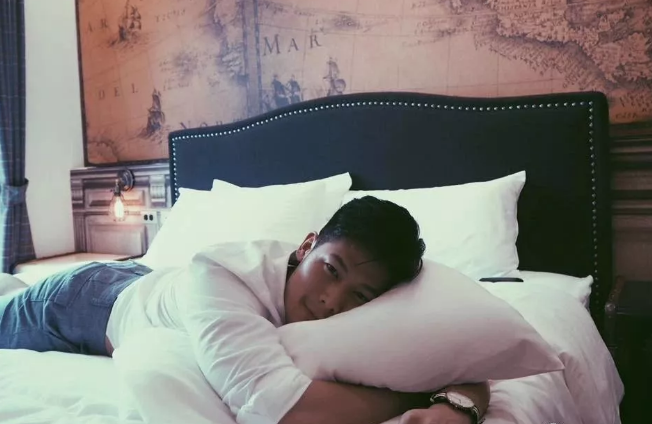 看点∣大胸筋肉帅哥海边脫衣拼性感好身材，荷尔蒙の味ル有点大~ - 51虹马