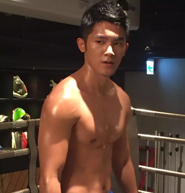 肌肉篮球帅哥当男模竟被男人抹油！ - 51虹马