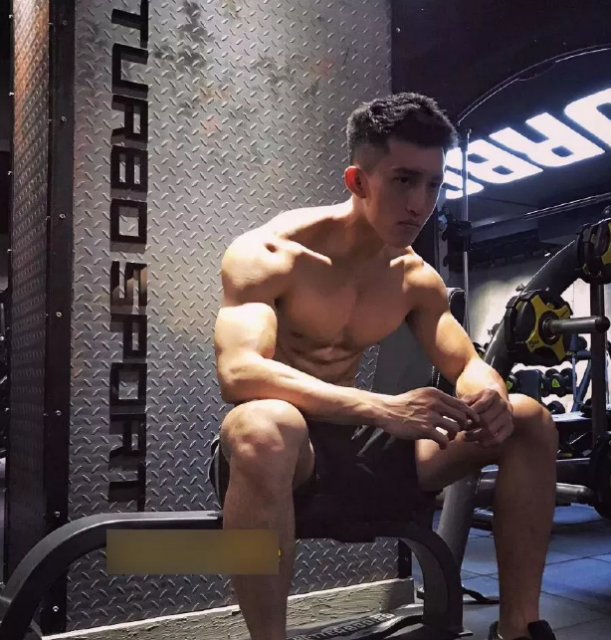 广州​体院网红私教，早期L裸照被扒出 - 51虹马