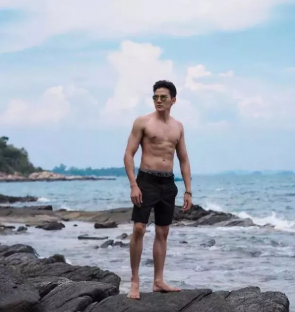 正装制服不禁欲 天菜鲜肉粉嫩蜜胸更诱人 - 51虹马