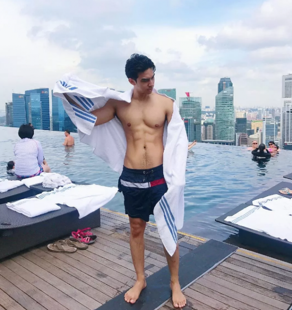 看点∣网红小鲜肉男模姿势太撩人，满屏好肉太惹火！ - 51虹马