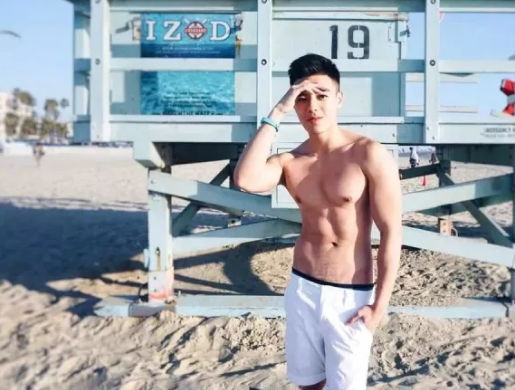 看点∣大胸长腿筋肉男下海晒好肉，这个前凸后翘的泳裤帅哥有亮点哦！ - 51虹马