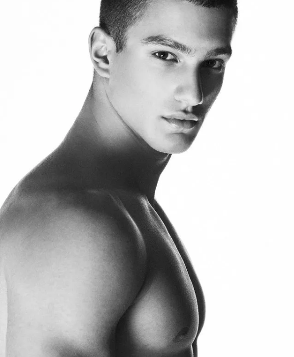 十七岁新晋国际男模出柜，居然不知道自己是... - 51虹马