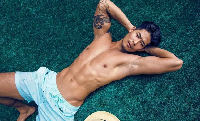 看点∣大胸筋肉帅哥海边脫衣拼性感好身材，荷尔蒙の味ル有点大~ - 51虹马