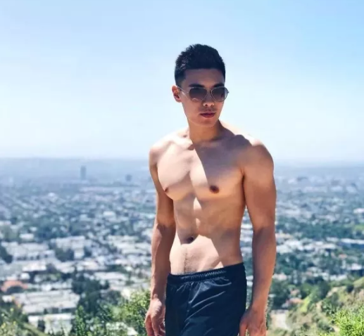 看点∣大胸长腿筋肉男下海晒好肉，这个前凸后翘的泳裤帅哥有亮点哦！ - 51虹马