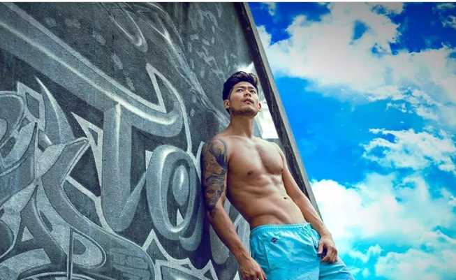 看点∣大胸筋肉帅哥海边脫衣拼性感好身材，荷尔蒙の味ル有点大~ - 51虹马