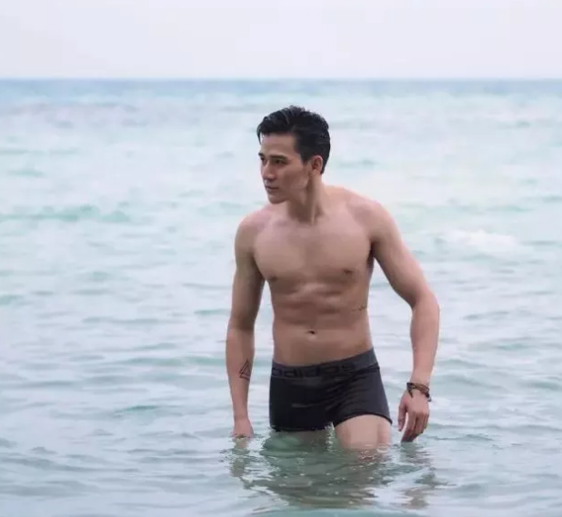 正装制服不禁欲 天菜鲜肉粉嫩蜜胸更诱人 - 51虹马