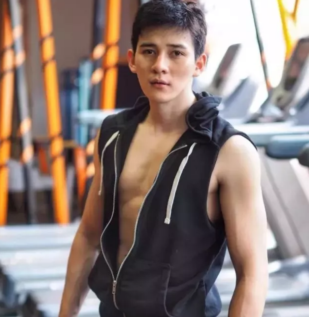 正装制服不禁欲 天菜鲜肉粉嫩蜜胸更诱人 - 51虹马