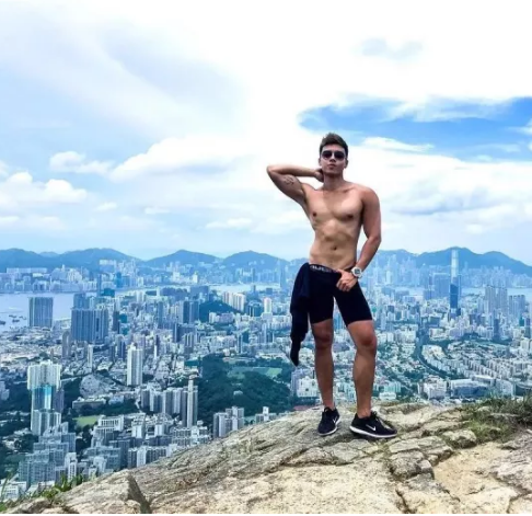 看点∣大胸长腿筋肉男下海晒好肉，这个前凸后翘的泳裤帅哥有亮点哦！ - 51虹马