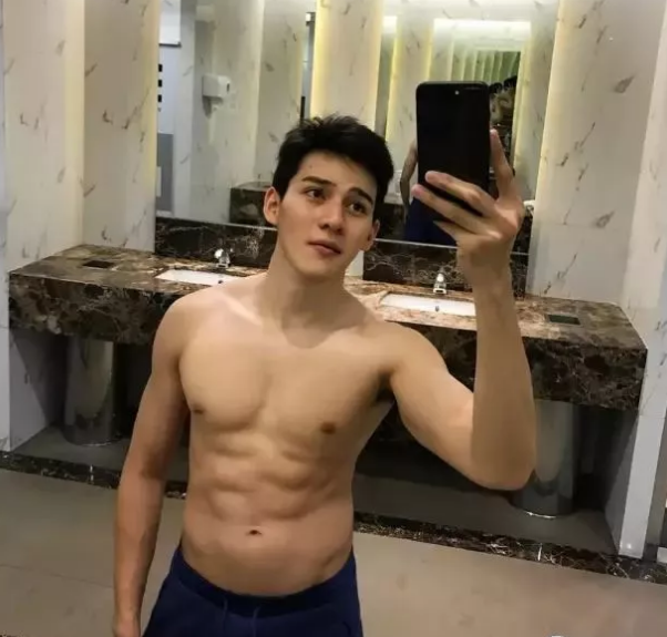 正装制服不禁欲 天菜鲜肉粉嫩蜜胸更诱人 - 51虹马