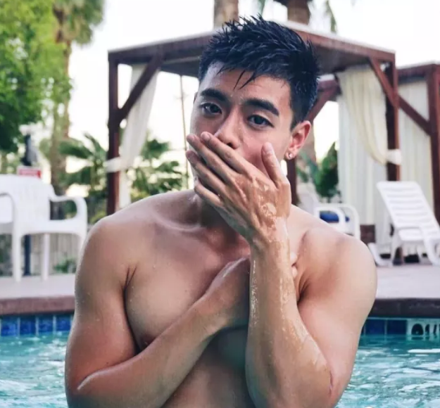 看点∣大胸长腿筋肉男下海晒好肉，这个前凸后翘的泳裤帅哥有亮点哦！ - 51虹马