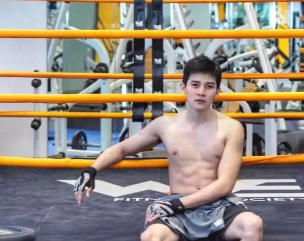 正装制服不禁欲 天菜鲜肉粉嫩蜜胸更诱人 - 51虹马