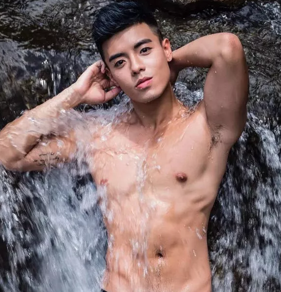 看点∣大胸长腿筋肉男下海晒好肉，这个前凸后翘的泳裤帅哥有亮点哦！ - 51虹马