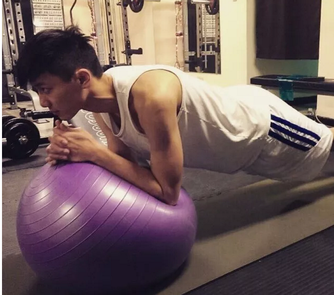 看点∣扒到海澜之家男模队小哥哥,竟是190.C.M长腿篮球大大大大鲜肉! - 51虹马 看点∣扒到海澜之家男模队小哥哥,竟是190.C.M长腿篮球大大大大鲜肉! - 51虹马