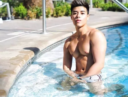 看点∣大胸长腿筋肉男下海晒好肉，这个前凸后翘的泳裤帅哥有亮点哦！ - 51虹马