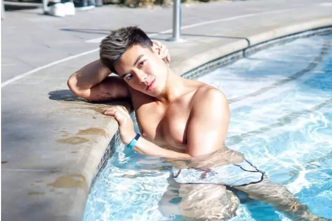 看点∣大胸长腿筋肉男下海晒好肉，这个前凸后翘的泳裤帅哥有亮点哦！ - 51虹马