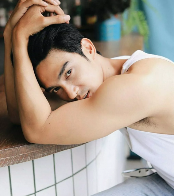 看点∣网红小鲜肉男模姿势太撩人，满屏好肉太惹火！ - 51虹马