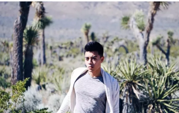 看点∣大胸长腿筋肉男下海晒好肉，这个前凸后翘的泳裤帅哥有亮点哦！ - 51虹马