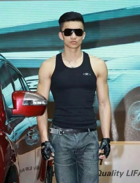 退伍兵哥去当车模,牛仔裤大包引关注! - 51虹马 退伍兵哥去当车模,牛仔裤大包引关注! - 51虹马